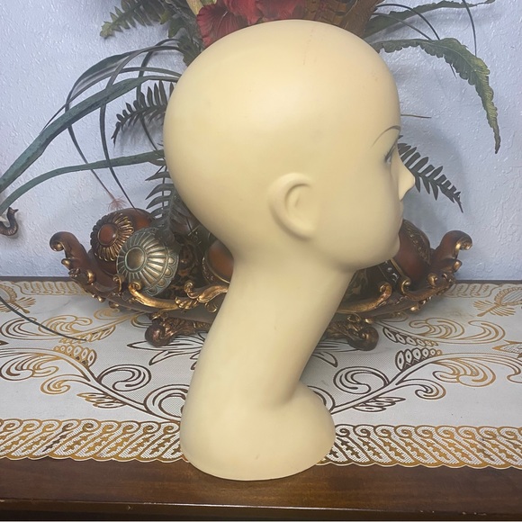Mannequin Head - Picture 2 of 4